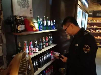 深夜亮劍！南海開展酒類經(jīng)營(yíng)場(chǎng)所突擊檢查，暫扣涉案產(chǎn)品筑牢安全防線